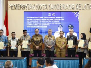Wali Kota Tangerang Selatan Benyamin Davnie bersama Para Kepala Daerah saat Penandatanganan Kesepakatan Bersama Antardaerah dan Perjanjian Kerja Sama Replikasi dan Pemanfaatan SISGITA di Aula Blandongan, Pusat Pemerintahan Kota Tangerang Selatan. Foto: Ist