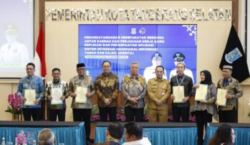Wali Kota Tangerang Selatan Benyamin Davnie bersama Para Kepala Daerah saat Penandatanganan Kesepakatan Bersama Antardaerah dan Perjanjian Kerja Sama Replikasi dan Pemanfaatan SISGITA di Aula Blandongan, Pusat Pemerintahan Kota Tangerang Selatan. Foto: Ist