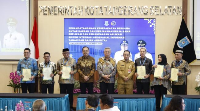 Wali Kota Tangerang Selatan Benyamin Davnie bersama Para Kepala Daerah saat Penandatanganan Kesepakatan Bersama Antardaerah dan Perjanjian Kerja Sama Replikasi dan Pemanfaatan SISGITA di Aula Blandongan, Pusat Pemerintahan Kota Tangerang Selatan. Foto: Ist