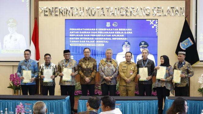 
 Wali Kota Tangerang Selatan Benyamin Davnie bersama Para Kepala Daerah saat Penandatanganan Kesepakatan Bersama Antardaerah dan Perjanjian Kerja Sama Replikasi dan Pemanfaatan SISGITA di Aula Blandongan, Pusat Pemerintahan Kota Tangerang Selatan. Foto: Ist
