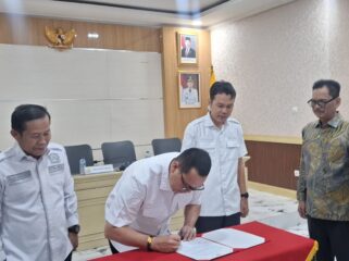Wali Kota Serang, Budi Rustandi, saat melantik tiga pejabat Pimpinan Tinggi Pratama (Eselon II) di lingkungan Pemerintah Kota (Pemkot) Serang.
