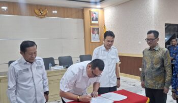 Wali Kota Serang, Budi Rustandi, saat melantik tiga pejabat Pimpinan Tinggi Pratama (Eselon II) di lingkungan Pemerintah Kota (Pemkot) Serang.
