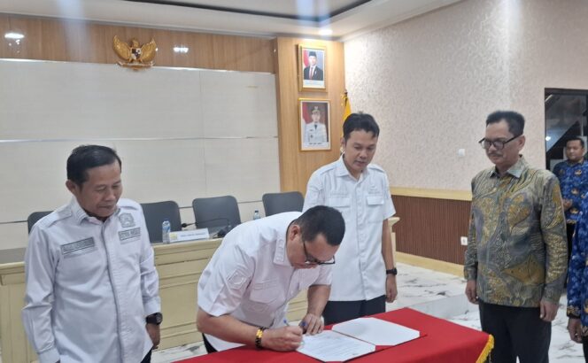 
 Wali Kota Serang, Budi Rustandi, saat melantik tiga pejabat Pimpinan Tinggi Pratama (Eselon II) di lingkungan Pemerintah Kota (Pemkot) Serang.