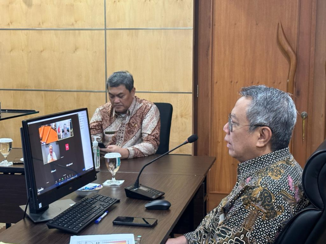 
 Wali Kota Tangerang Selatan, Benyamin Daniel saat memimpin rapat di Ruang Anggrek Pus pemkot Tangsel. Foto: Pemkot Tangsel