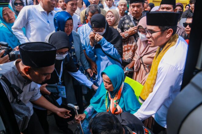 
 Wakil Walikota Tangsel, Pilar Saga Ichsan saat membantu Calon Jama'ah Haji Naik Keatas Bis. Foto: Istimewa