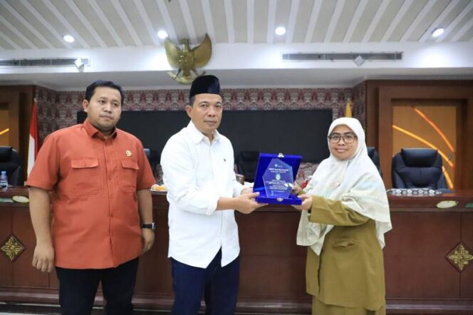 
 Ketua DPRD Kota Tangerang Rusdi Bersama Guru Pembimbing SMPIT Asyukriyah. Foto: ist