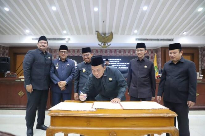 
 Ketua DPRD Kota Tangerang Rusdi saat menadatangani Pengesahan APBD Tahun 2026. Foto: ist