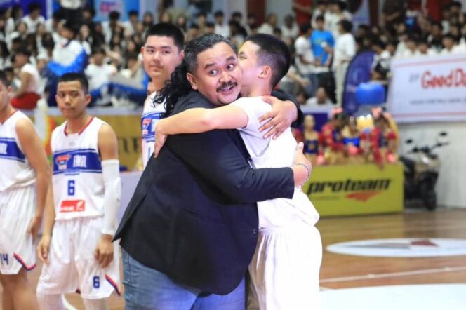 
 Wakil Ketua I DPRD Kota Tangerang Andri S Permana saat menghadiri perhelatan bola basket paling bergengsi dikalangan pelajar yaitu final Development Basketball League (DBL) Banten di GOR Dimyati Kota Tangerang. Foto: ist