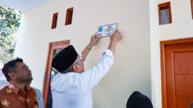 Walikota Tangerang Selatan, Benyamin Daniel saat Menempelkan Nomor Rumah yang telah dibedah. Foto: Istimewa
