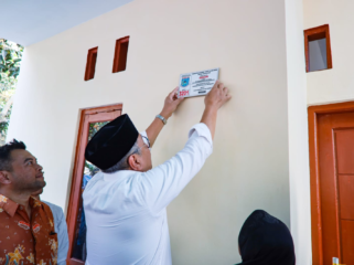 Walikota Tangerang Selatan, Benyamin Daniel saat Menempelkan Nomor Rumah yang telah dibedah. Foto: Istimewa
