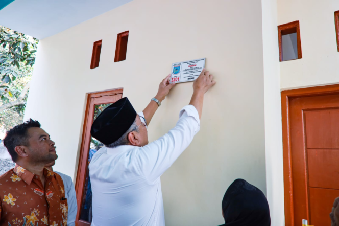 
 Walikota Tangerang Selatan, Benyamin Daniel saat Menempelkan Nomor Rumah yang telah dibedah. Foto: Istimewa
