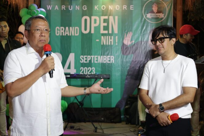 
 Wali Kota Tangerang Selatan, Benyamin David saat Launching Warung Kondre Milik Andre Taulany. Foto: Istimewa
