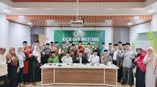 Ketua MUI Kota Tangerang KH Ahmad Baijuri Khotib beserta Jajaran pengurus MUI Kota Tangerang mengikuti Kick Off Meeting dan penandatanganan komitmen bersama sebagai langkah awal penerapan Sistem Manajemen Mutu ISO 9001:2015. Foto: Ist