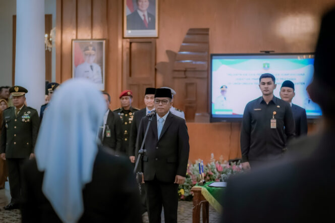 
 Gubernur Banten Andra Soni saat melantik sepuluh Jabatan Pimpinan Tinggi Pratama (JPT Pratama) di lingkungan Pemerintah Provinsi (Pemprov) Banten. Foto: Awal Rijal 