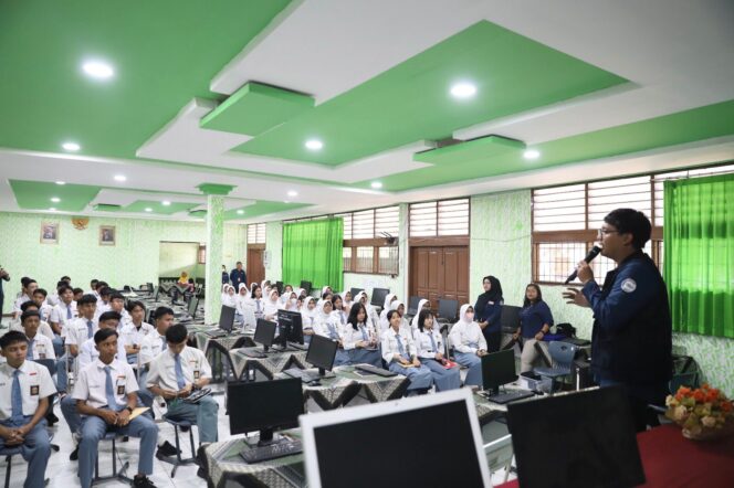 
 Kepala UPT Pengelola Ruang Kendali Kota, Muhammad Iqbal Santoso saat sanjung di SMAN 2 Kota Tangerang. Foto: ist