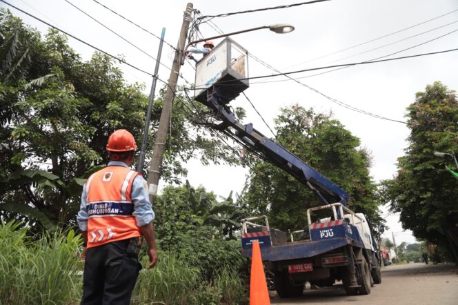 
 Petugas Dishub Kota Tangerang saat memperbaiki PJU Rusak. Foto: HumasPro