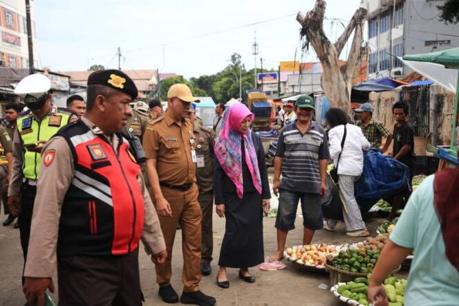 
 Dirut Perumda Pasar Kota Tangerang, Titien Mulyati saat menyapa para Pedagang Pasar Anyar sebelum direlokasi. Foto: ist