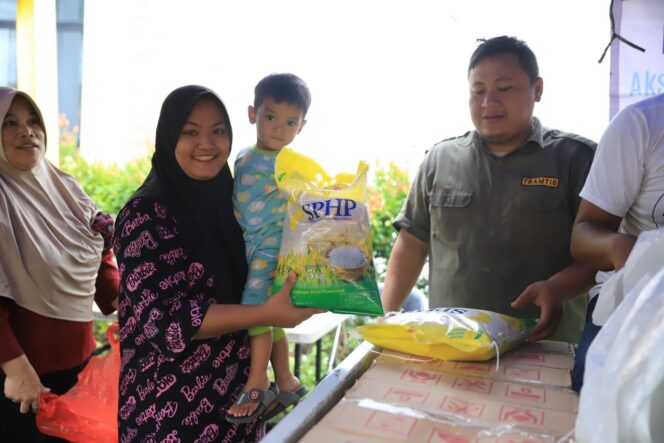 
 Salah seorang warga Kecamatan Neglasari saat Membeli Beras dalam Program Gerakan Pangan Murah (GPM). Foto: ist