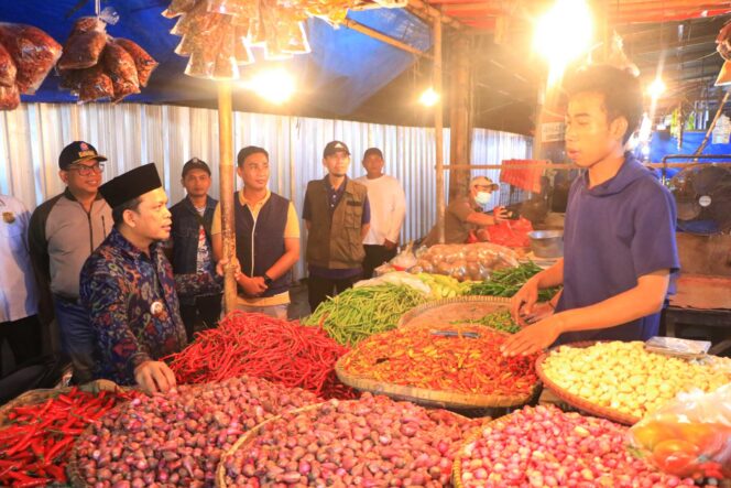 
 Pj Wali Kota Tangerang Dr Nurdin, S.Sos.,M.Si saat Berbincang Dengan Pedagang Pasar Anyar. Foto: ist 