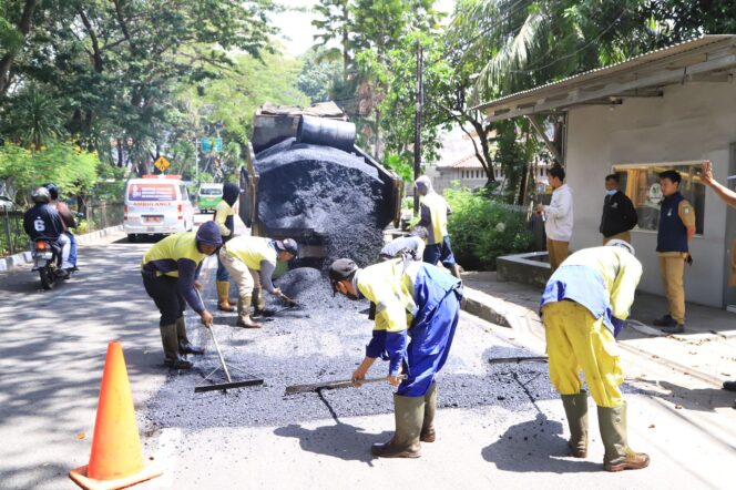 
 Petugas Dinas PUPR Kota Tangerang saat melakukan perbaikan jalan. Foto: ist