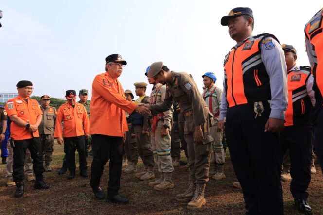 
 Walikota Tangerang Selatan Benyamin Davnie Menyalami Peserta Apel Kesiapsiagaan Bencana dan Gelar Pasukan BPBD Kota Tangerang Selatan. Foto: Ist