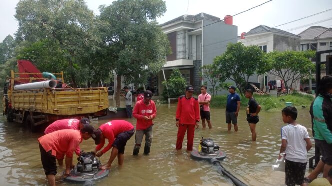 
 Personil Dinas Sumber Daya Air, Bina Marga Bina Konstruksi (DSDABMBK) Tangsel menurunkan pompa untuk melakukan penyedotan air di berbagai titik. Salah satunya di wilayah Namara Residence, Pamulang. Foto: ist