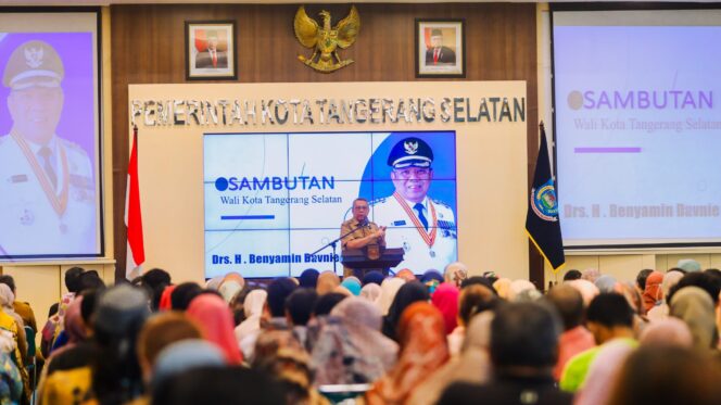 
 Wali Kota Tangerang Selatan Benyamin Davnie saat membuka pelatihan dan sertifikasi sukses mengelola usaha ke pelaku UMKM dan koperasi, di Aula Blandongan Puspemkot Tangsel pada Senin (15/01). Foto: ist