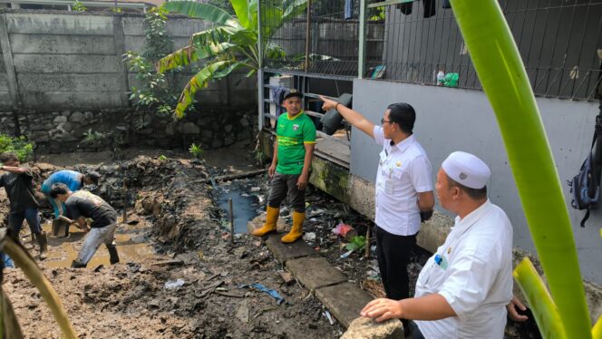 
 Camat Karang Tengah Hendriyanto saat Melihat Pembangunan Kolam Ulakan (Kolam Retensi Air). Foto: ist