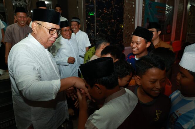 
 Wali Kota Tangerang Selatan Benyamin Davnie saat Safari Ramadan. Foto; ist