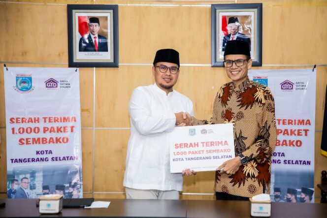 
 Wakil Wali Kota Tangerang Selatan (Tangsel) Pilar Saga Ichsan bersama Lembaga Amil Zakat (LAZ) Griya Yatim dan Dhuafa menyerahkan 1000 paket sembako ke anak yatim dan dhuafa. Foto: ist