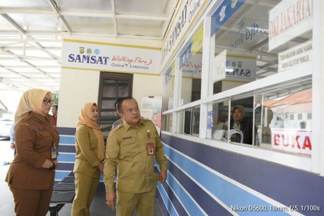 
 Plt. Kepala Badan Pendapatan Daerah Provinsi Banten, EA. Deni Hermawan saat meninjau Layanan Samsat Non Tunai di UPTD PPD Serpong. Foto: Ist