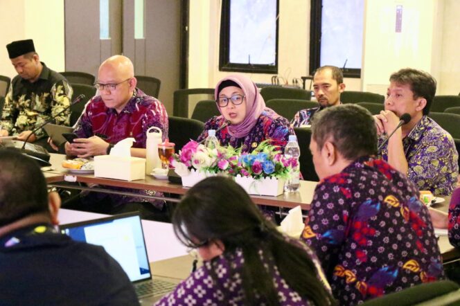 
 Wakil Bupati (Wabup) Tangerang, Intan Nurul Hikmah menghadiri Rapat Penilaian Konvergensi Percepatan Pencegahan dan Penurunan Stunting (P3S), Gebrak Tegas dan Kader Pembangunan Manusia (KPM) yang dilaksanakan di Aula Sinergi Bappeda. Foto: ist
