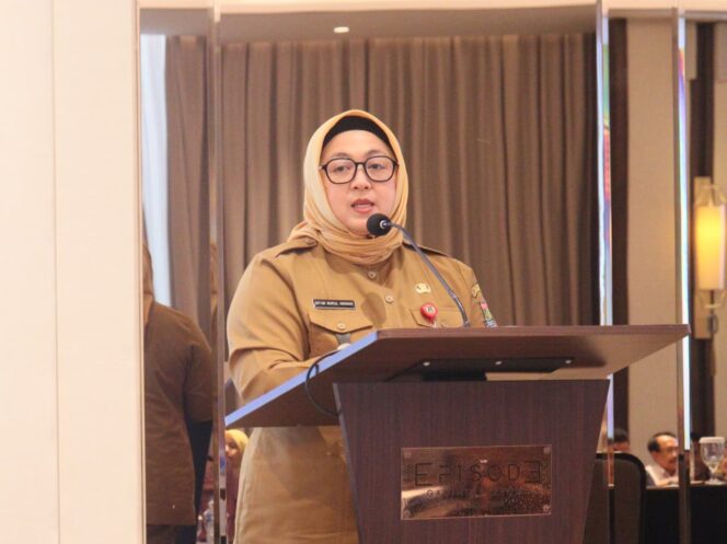 
 Wakil Bupati Tangerang Intan Nurul Hikmah saat membuka kegiatan diskusi lintas sektor program kependudukan dan pembangunan keluarga Kabupaten Tangerang tahun 2025 di Hotel Episode Gading Serpong. Foto: ist