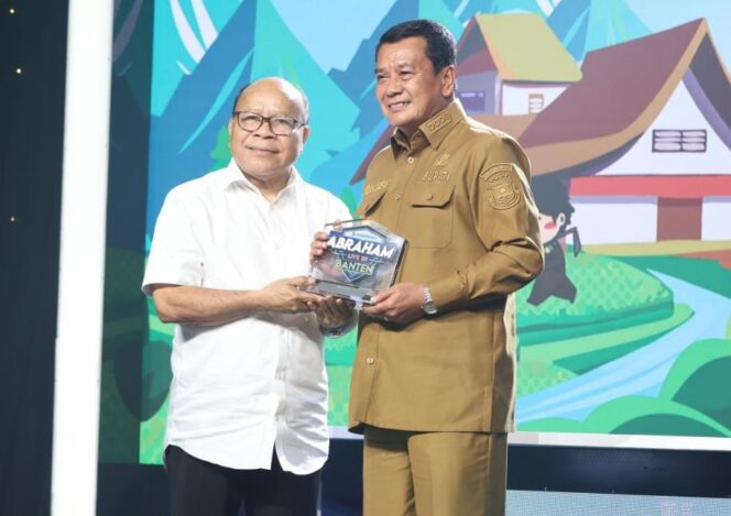 
 Bupati Tangerang Moch Maesyal Rasyid saat menerima penghargaan sebagai Kabupaten Inspiratif Swasembada Pangan Mitra Adhyaksa 2025 pada acara Abraham Live in Banten Nusantara TV (NTV) di ICE BSD City. Foto: ist