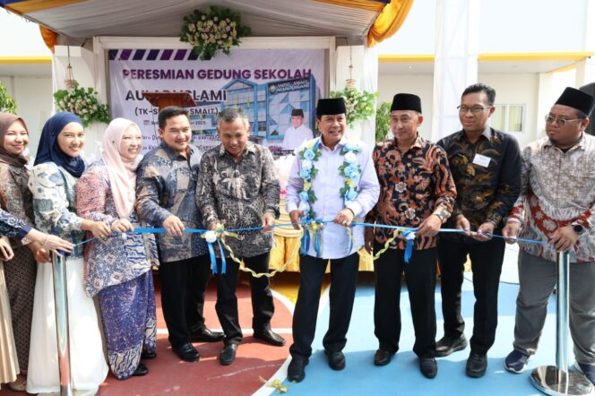 Bupati Tangerang Moch Maesyal Rasyid saat meresmikan Gedung SMP IT dan SMA IT Auladi Islami Rajeg. Foto: ist