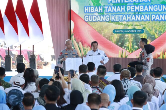 Bupati Tangerang Moch Maesyal Rasyid saat prosesi penyerahan hibah lahan 1,3 Hektar kepada Kapolda Banten, Irjen.Pol.Hengki disela kegiatan Penanaman Jagung Serentak Kuartal IV Polri yang dihadiri  Wakil Presiden Gibran Rakabuming Raka. Foto: ist