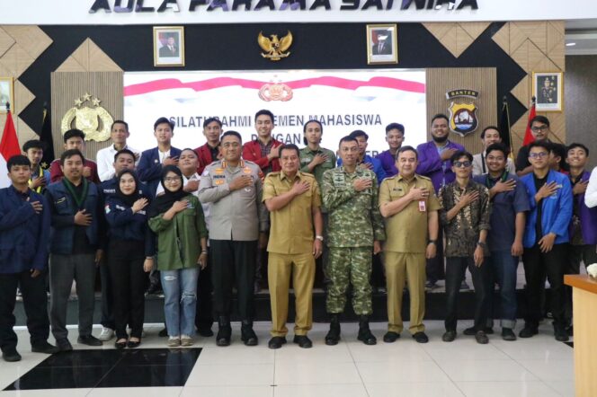 Bupati Tangerang Moch Maesyal Rasyid dan Forkopimda Kabupaten Tangerang saat silaturahmi dan dialog kebangsaan bersama unsur mahasiswa dan masyarakat di Aula Polresta Tangerang. Foto: ist
