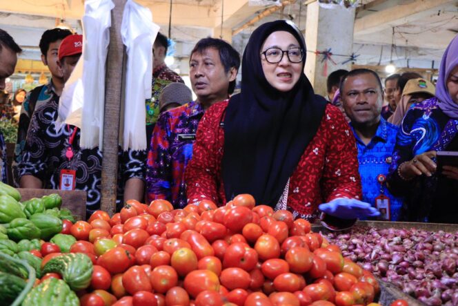
 Wakil Bupati (Wabup) Tangerang, Intan Nurul Hikmah bersama Dinas Kesehatan dan Tim Badan Pengawasan Obat dan Makanan (BPOM) saat melakukan pemantauan serta monitoring ketersediaan stabilitas harga sembako di Pasar Gudang Tigaraksa. Foto: ist
