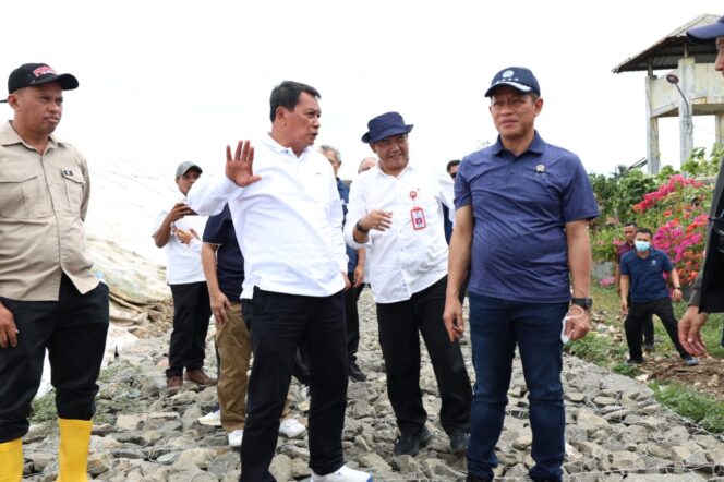 Bupati Tangerang Moch Maesyal Rasyid saat mendampingi Menteri LH di TPA Jatiwaringin Kabupaten Tangerang. Foto: ist