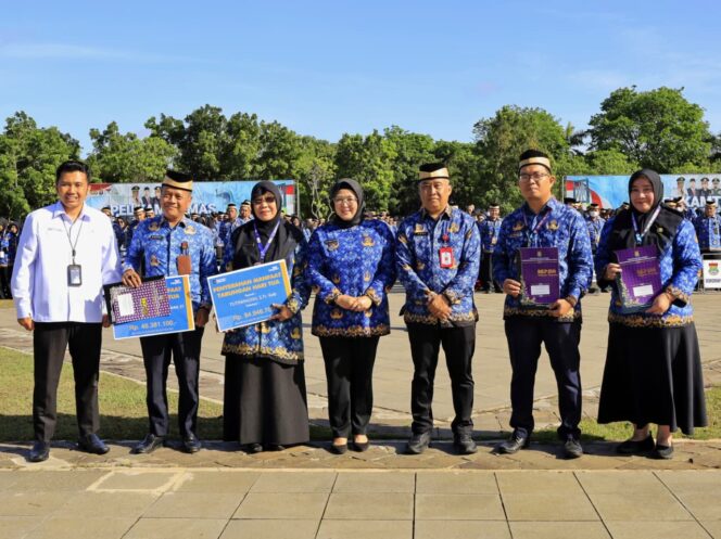 
 Wakil Bupati Tangerang Intan Nurul Hikmah saat memberikan penghargaan kepada 194 PNS yang naik pangkat. Foto: ist