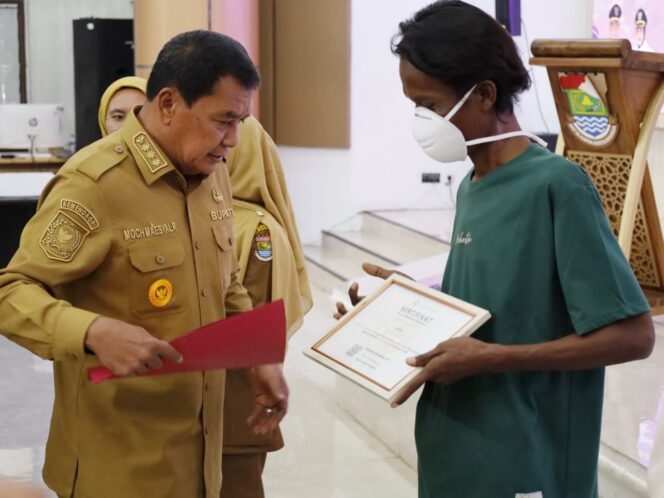 
 Bupati Tangerang Moch Maesyal Rasyid saat membuka kegiatan Penguatan Desa Siaga TBC yang digelar dalam rangka memperingati Hari Kesehatan Nasional ke-61 di Gedung Serba Guna (GSG) Puspemkab Tangerang. Foto: ist