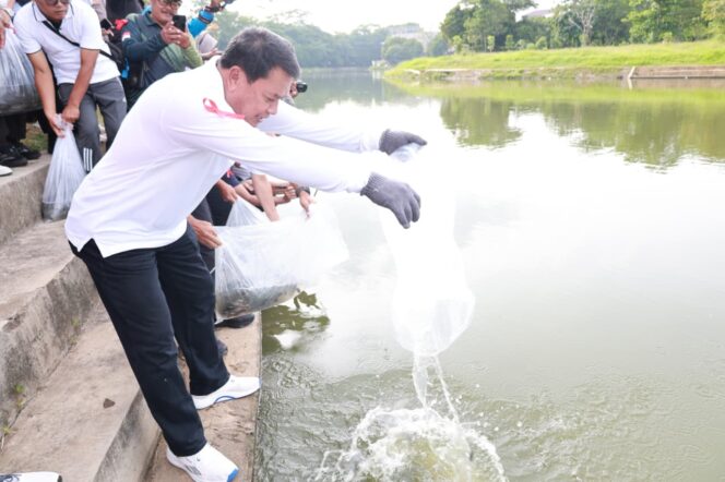 
 Bupati Tangerang Moch. Maesyal Rasyid saat menebar bibit ikan. Foto: ist