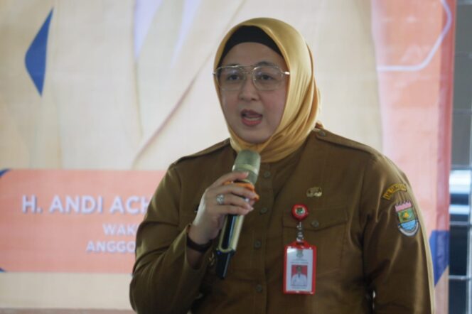 
 Wakil Bupati Tangerang Intan Nurul Hikmah saat dialog dengan warga Perum Sudirman Indah di GOR Perum Sudirman Indah. Foto: ist 