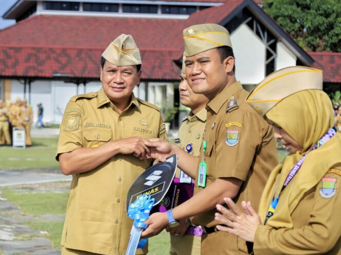 
 Bupati Tangerang Moch. Maesyal Rasyid saat menyerahkan 28 unit ambulan Puskesmas keliling secara simbolis kepada kelurahan di Kabupaten Tangerang. Foto: ist