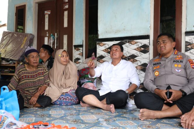 
 Bupati Tangerang Moch. Maesyal Rasyid saat meninjau langsung lokasi rumah roboh akibat cuaca ekstrem di Kampung Lembur Saung RT 015/005, Desa Pasir Ampo, Kecamatan Kresek. Foto: ist