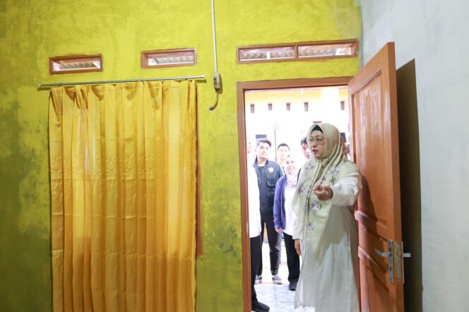 
 Wakil Bupati (Wabup) Tangerang, Intan Nurul Hikmah, melakukan peninjauan langsung terhadap progres renovasi Rumah Tidak Layak Huni (RTLH) di Kelurahan Sukabakti, Kecamatan Curug. Foto: ist