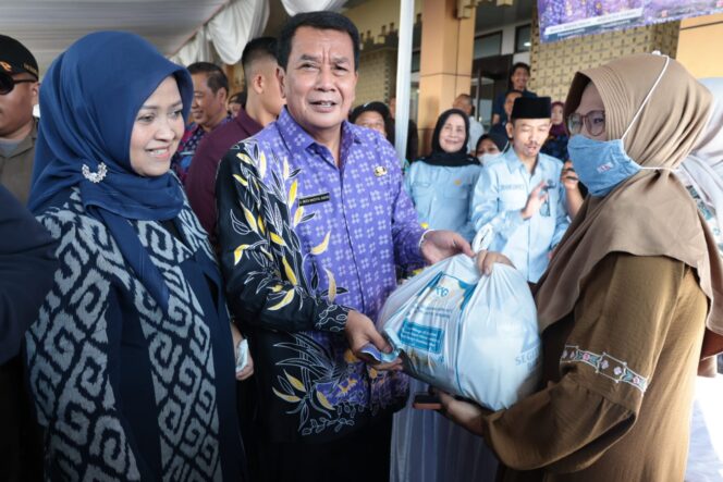 
 Bupati Tangerang Moch. Maesyal Rasyid saat membuka kegiatan Bazar Ramadan Pemerintah Kabupaten Tangerang yang digelar di Gedung Serbaguna (GSG) Pusat Pemerintahan Kabupaten Tangerang. Foto: ist