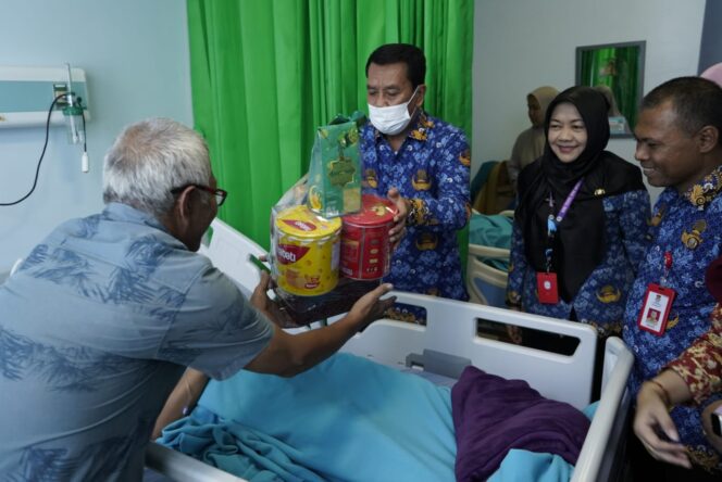 
 Bupati Tangerang Moch Maesyal Rasyid saat memberikan paket bingkisan kepada pasien yang tengah dirawat di RSUD Balaraja. Foto: ist 
