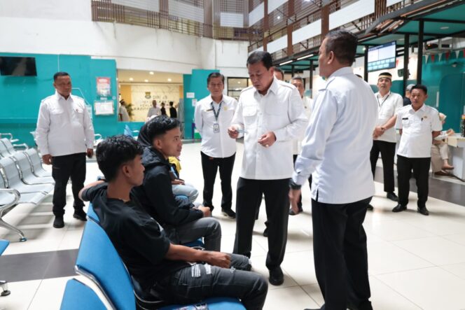 
 Bupati Tangerang Moch Maesyal Rasyid saat meninjau pelayanan di Dinas Kependudukan dan Pencatatan Sipil (Disdukcapil). Foto: ist