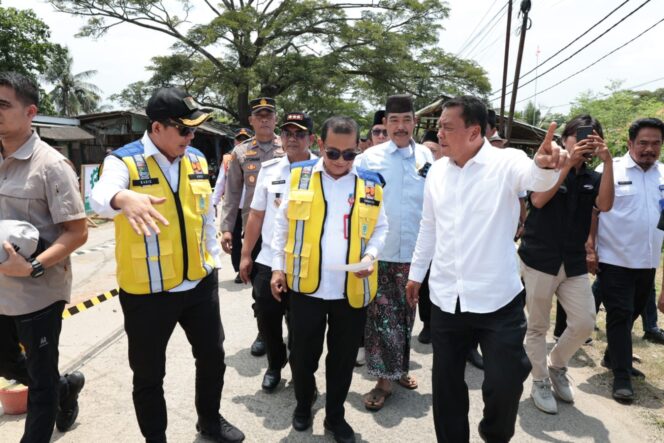 
 Bupati Tangerang, Moch. Maesyal Rasyid saat meninjau langsung pembangunan dan perbaikan infrastruktur jalan di wilayah Pakuhaji dan Sukadiri. Foto: ist